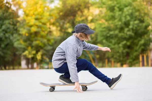 Junge Sportliche Mädchen Reiten Auf Dem Longboard Park Lifestyle Konzept — Stockfoto