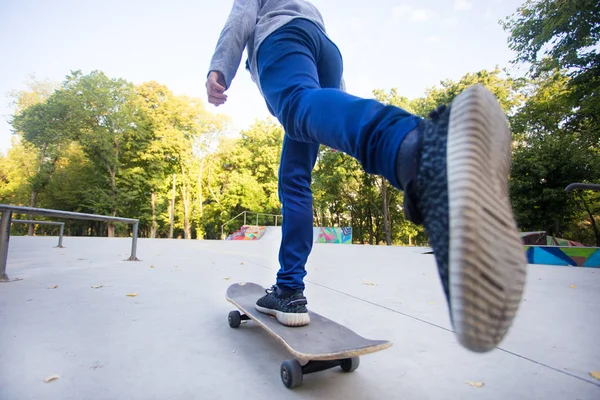 Longboard Mädchen Auf Der Straße Einem Schönen Sommerabend Langes Brett — Stockfoto