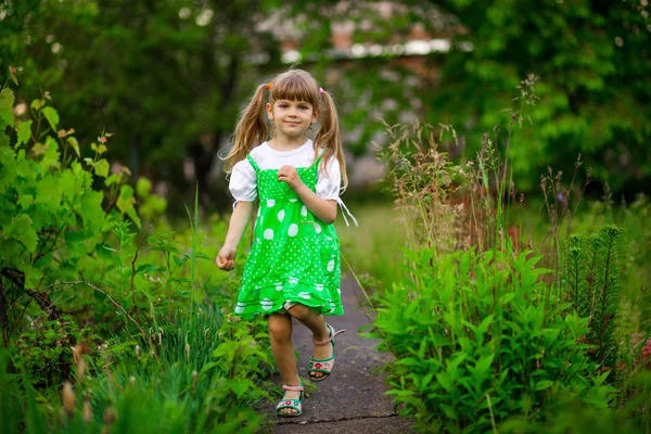 Niña Caminar Jardín Verde Soleado Día Verano —  Fotos de Stock