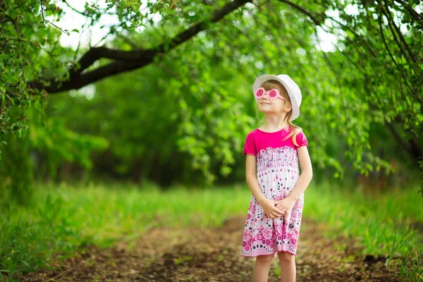 Bonne Petite Fille Robe Lumineuse Marcher Dans Jardin Été — Photo