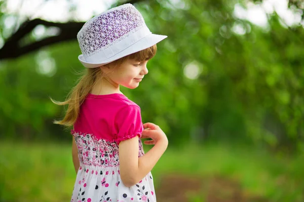 Glückliches Kleines Mädchen Hellen Kleid Spazieren Sommergarten — Stockfoto