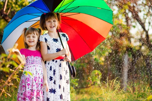 Bambini Con Ombrellone Colorato Che Giocano Sotto Pioggia Autunnale Bambine — Foto Stock