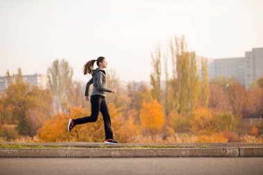 Sonbaharda çalışan kadın orman düşmek. Sağlıklı yaşam konsepti