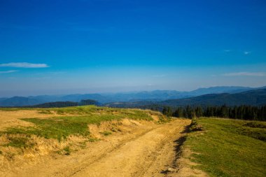 Güzel manzara mavi gökyüzü ile yaz dağların. Sonbahar dağ köyü manzara