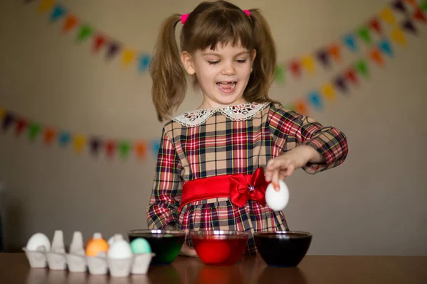 Happy easter. Little girl painter painted eggs. Kid preparing for Easter. Painted hand. Art and craft concept. Traditional spring holiday food — Stock Photo, Image