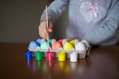 Mutlu paskalyalar. Küçük kız ressam yumurta boyalı. Çocuk Paskalya için hazırlanıyor. Boyalı el. Sanat ve el sanatları kavramı. Geleneksel bahar tatil gıda