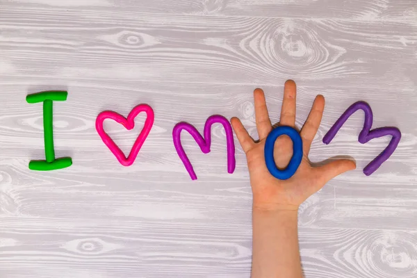 Carte de vœux de la fête des mères avec modèle de texte en plasticine. Cadeau artisanal amusant pour enfants pour maman. Pour affiche, carte cadeau . — Photo