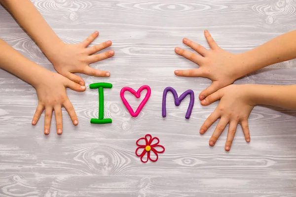 Moeders dag wenskaart met plasticine tekst sjabloon. Leuke kinderen handgemaakte ambachtelijke aanwezig voor mam. Voor poster, cadeaubon. — Stockfoto