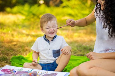 Anne ve oğlu açık çizin. Mutlu aile kavramı