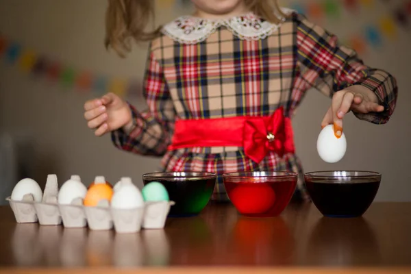 Счастливой Пасхи. Маленькая девочка-художник рисовала яйца. Парень готовится к Пасхе. Раскрашенная рука. Искусство и ремесленная концепция. Традиционная весенняя еда — стоковое фото