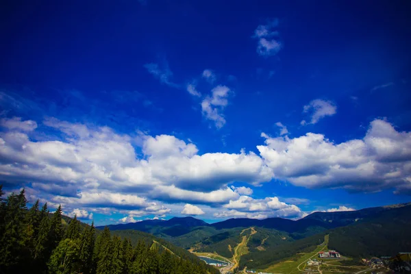 Blauer Himmel Hintergrund mit winzigen Wolken in sonnigem Tag. — Stockfoto