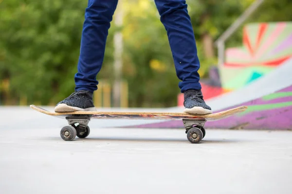 Longboard-Mädchen auf der Straße an einem schönen Sommerabend, langes Brett. Lifestylekonzept — Stockfoto