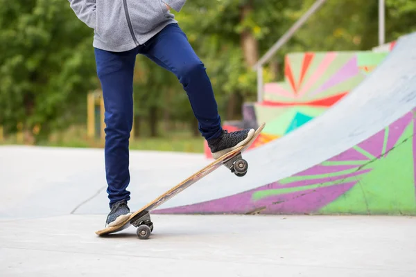 Longboard lány utcában a szép nyári estén, hosszú fórumon. Életmód fogalom — Stock Fotó