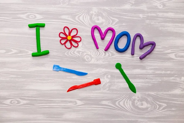 Tarjeta de felicitación del Día de las Madres con plantilla de texto de plastilina. Niños divertidos regalo artesanal para mamá. Para póster, tarjeta de regalo . — Foto de Stock