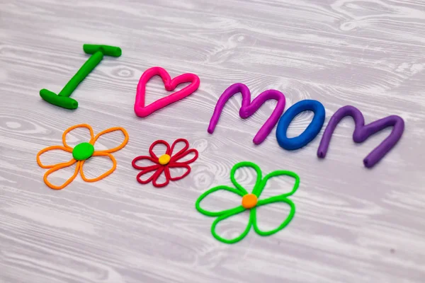 Tarjeta de felicitación del Día de las Madres con plantilla de texto de plastilina. Niños divertidos regalo artesanal para mamá. Para póster, tarjeta de regalo . — Foto de Stock