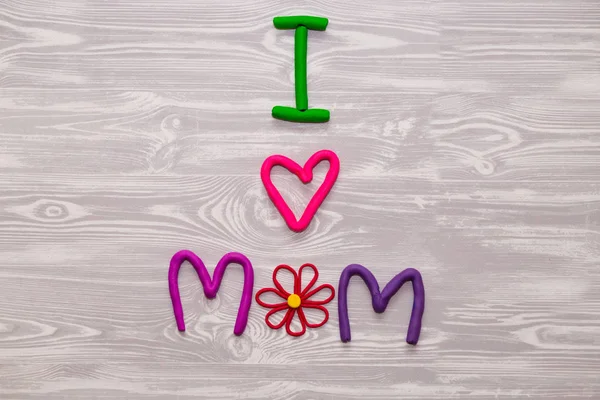 Carte de vœux de la fête des mères avec modèle de texte en plasticine. Cadeau artisanal amusant pour enfants pour maman. Pour affiche, carte cadeau . — Photo