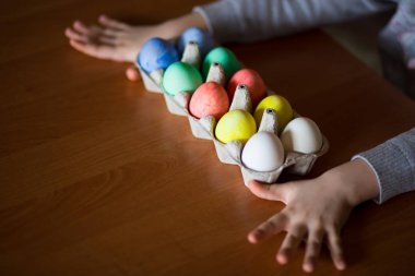 Mutlu paskalyalar. Küçük kız ressam yumurta boyalı. Çocuk Paskalya için hazırlanıyor. Boyalı el. Sanat ve el sanatları kavramı. Geleneksel bahar tatil gıda