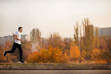 Adam sonbahar sabahı koşar. Sağlıklı yaşam tarzı kavramı