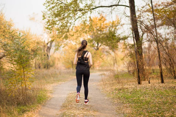 Mujer corriendo en otoño bosque de otoño. Concepto saludable —  Fotos de Stock