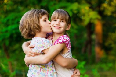 Yaz parkta oynayan iki küçük kız uçmak. Aile kavramı.