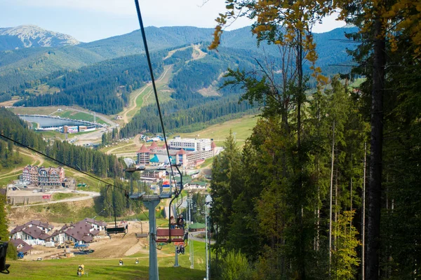Emtpy felvonó ski resort. Hegyek és dombok, a zöld fák nyáron — Stock Fotó