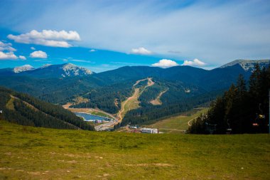 Güzel manzara mavi gökyüzü ile yaz dağların. Yaz dağ köyü manzara