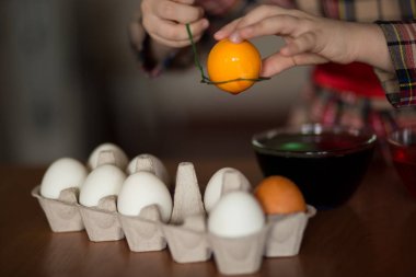 Mutlu paskalyalar. Küçük kız ressam yumurta boyalı. Çocuk Paskalya için hazırlanıyor. Boyalı el. Sanat ve el sanatları kavramı. Geleneksel bahar tatil gıda