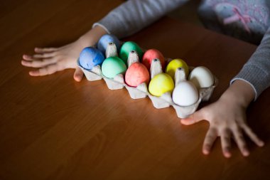 Mutlu paskalyalar. Küçük kız ressam yumurta boyalı. Çocuk Paskalya için hazırlanıyor. Boyalı el. Sanat ve el sanatları kavramı. Geleneksel bahar tatil gıda