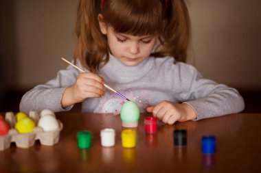 Mutlu paskalyalar. Küçük kız ressam yumurta boyalı. Çocuk Paskalya için hazırlanıyor. Boyalı el. Sanat ve el sanatları kavramı. Geleneksel bahar tatil gıda