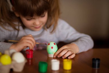 Mutlu paskalyalar. Küçük kız ressam yumurta boyalı. Çocuk Paskalya için hazırlanıyor. Boyalı el. Sanat ve el sanatları kavramı. Geleneksel bahar tatil gıda