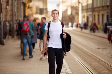 Genç yolcusu adam yalnız yürümeyeceksin eski Avrupa sokak tarafından
