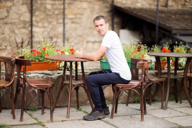 Mutlu adam eski Avrupa City açık havada kafede kahve molası