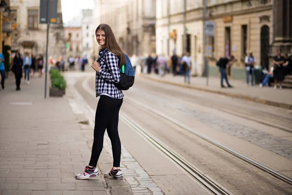 Jeune femme touristique avec sac à dos marcher par la rue dans la vieille ville européenne, style de mode d'été — Photo