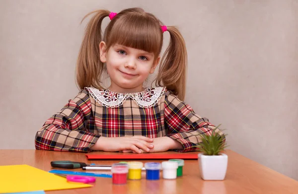 Mała dziewczynka w tabeli sprawia, że dary. Ręcznie wykonane — Zdjęcie stockowe