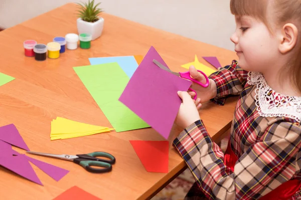 テーブルに小さな女の子のギフトになります。ハンドメイド — ストック写真