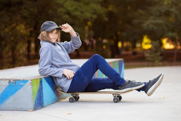 Skater girl na skateparku porusza się na deskorolce na świeżym powietrzu. Przestrzeń kopiowania — Zdjęcie stockowe