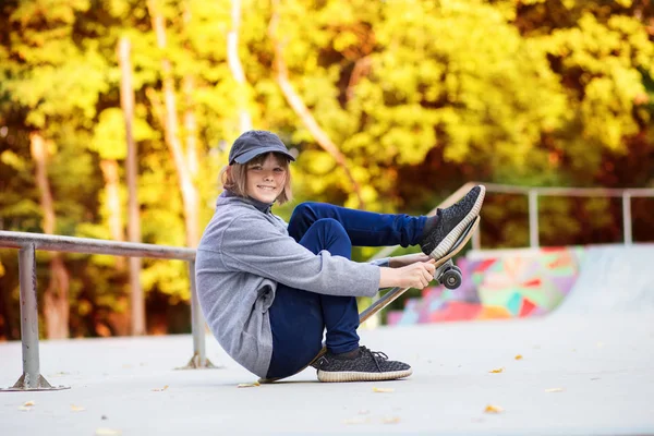 Young sporty girl riding on longboard in park. — Stock Photo, Image