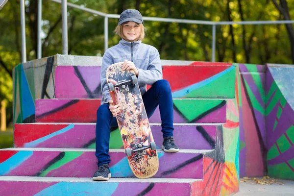 Longboard kız güzel yaz akşamında, sokak üzerinde kurulu uzun. Yaşam tarzı kavramı