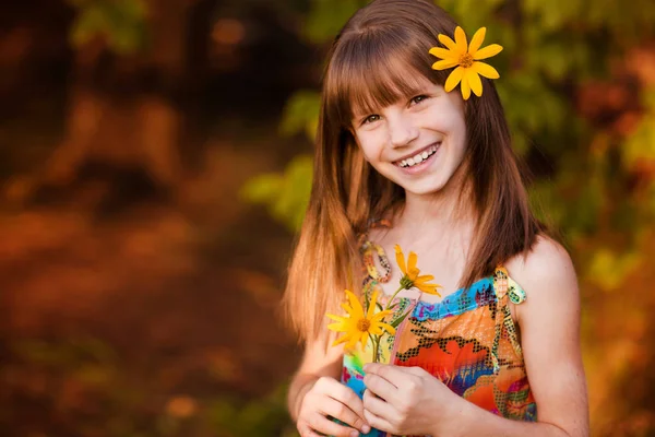 毛の花と愛らしい少女の肖像画 — ストック写真