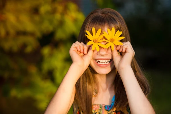 Virág a szőrszálak imádnivaló lány portréja — Stock Fotó