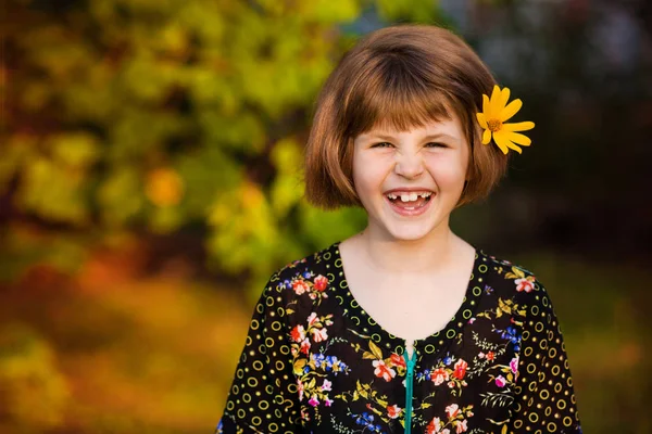 Retrato de menina adorável com flor nos cabelos — Fotografia de Stock