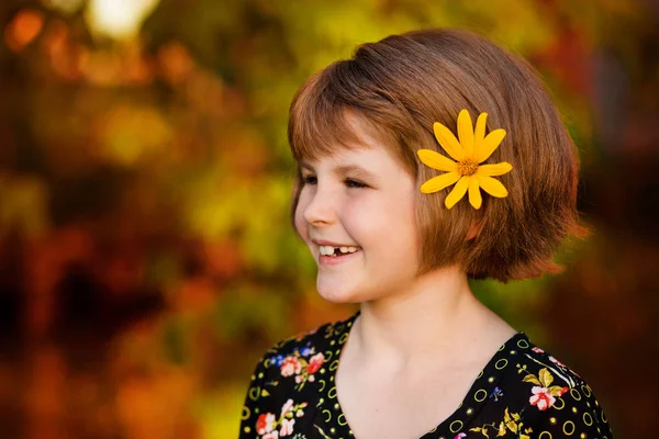 Retrato de menina adorável com flor nos cabelos — Fotografia de Stock