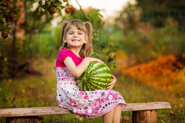 Joyeux enfant fille tenir très grande pastèque dans une journée ensoleillée. Concept de saine alimentation — Photo