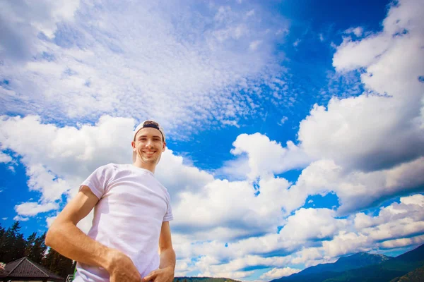 Молода Туристична людина в горах з прекрасним фоном неба. Свободи — стокове фото