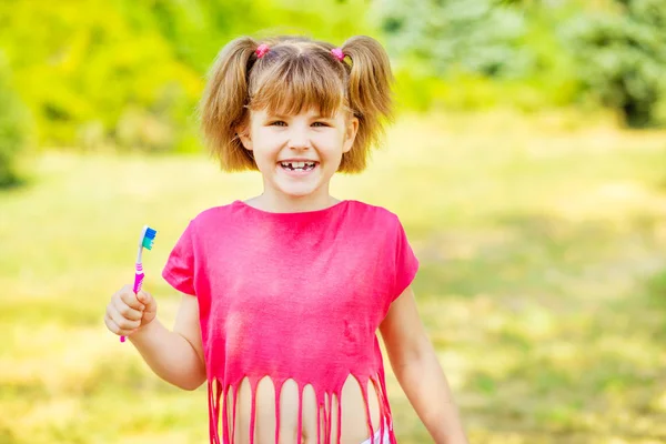 Feliz niñita cepillándose los dientes. Higiene dental. Concepto saludable —  Fotos de Stock