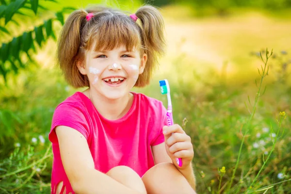 Ευτυχισμένη κοριτσάκι βουρτσίζετε τα δόντια της. Στοματική υγιεινή. Υγιή αντίληψη — Φωτογραφία Αρχείου