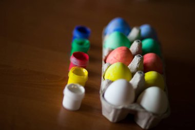 Koyu arka planda renkli el yapımı Paskalya yumurtaları