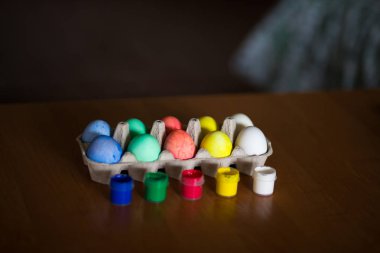 Koyu arka planda renkli el yapımı Paskalya yumurtaları