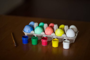 Koyu arka planda renkli el yapımı Paskalya yumurtaları