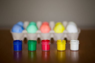 Koyu arka planda renkli el yapımı Paskalya yumurtaları